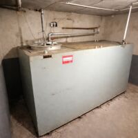 Öltank im Keller – Stilllegung oder Entsorgung im Bestand Stahltank im Keller vor Stilllegung oder Entsorgung in einem Bestandsgebäude